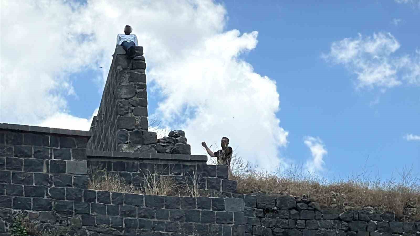 Surlara çıkıp intihar girişiminde bulunan şahıs, polis ve vatandaşlarca ikna edildi