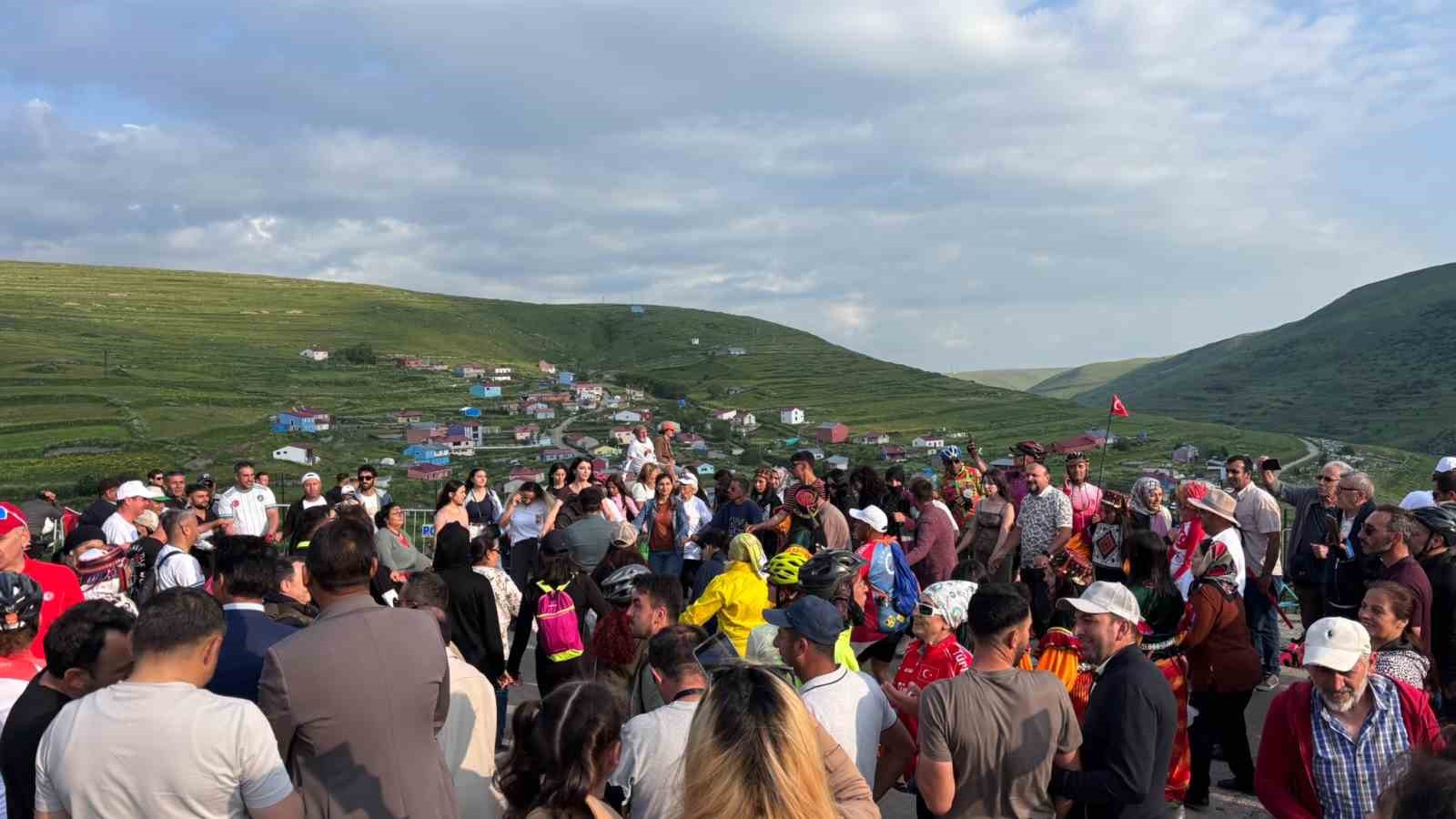Ardahan&rsquo;da Ata&rsquo;nın sil&uuml;etine bulut engeli
