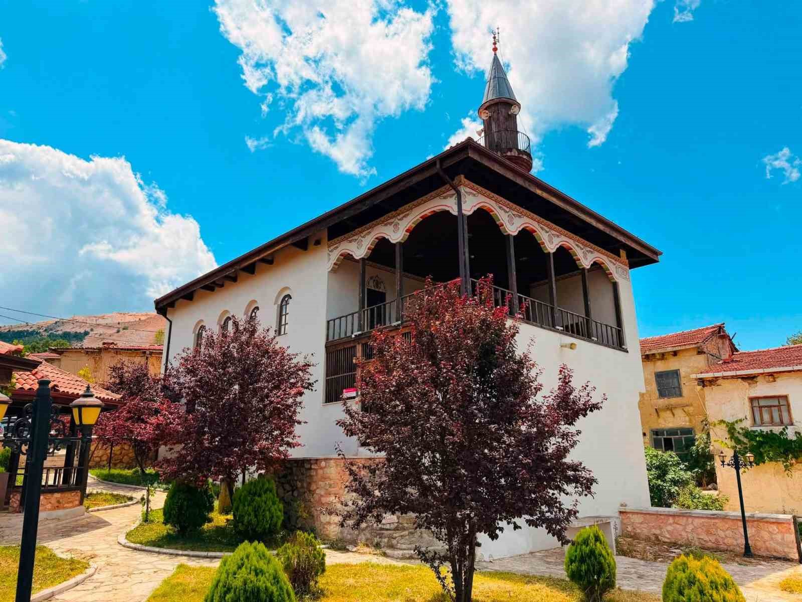 250 yıllık Çivisiz Cami’de inceleme