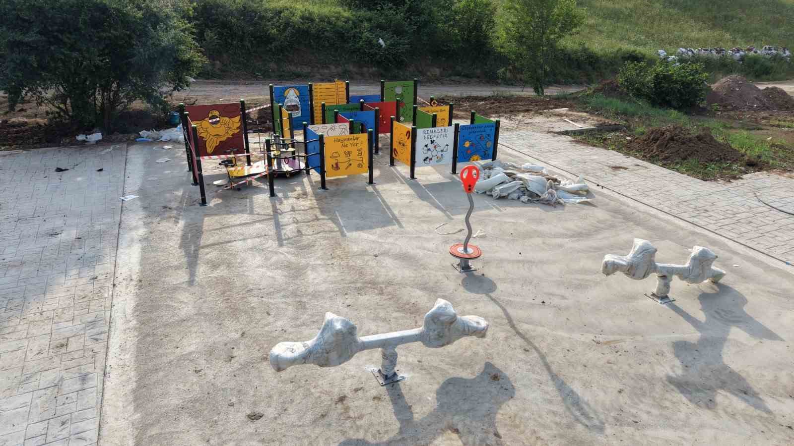 Yeşilyurt Millet Bahçesi’nde çocuk oyun alanlarının kurulumu başladı