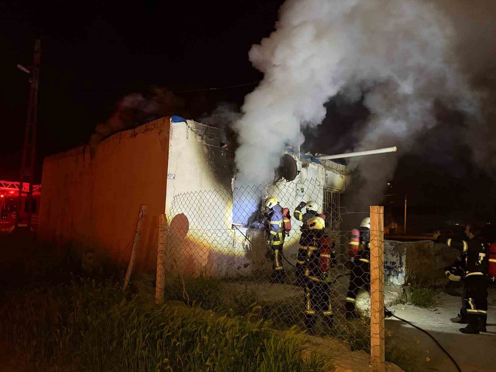 Kayseri’de metruk evde yangın