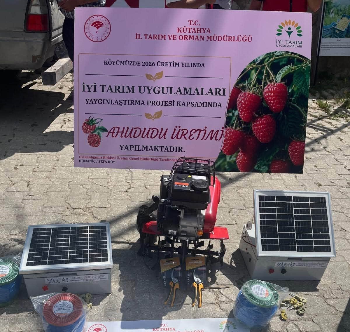 Domaniç’te ahududu üreticilerine iyi tarım desteği