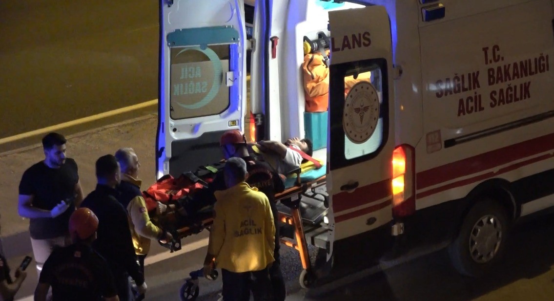 Kahramanmaraş&rsquo;ta otomobil direğe &ccedil;arptı: 1&rsquo;i ağır 3 yaralı