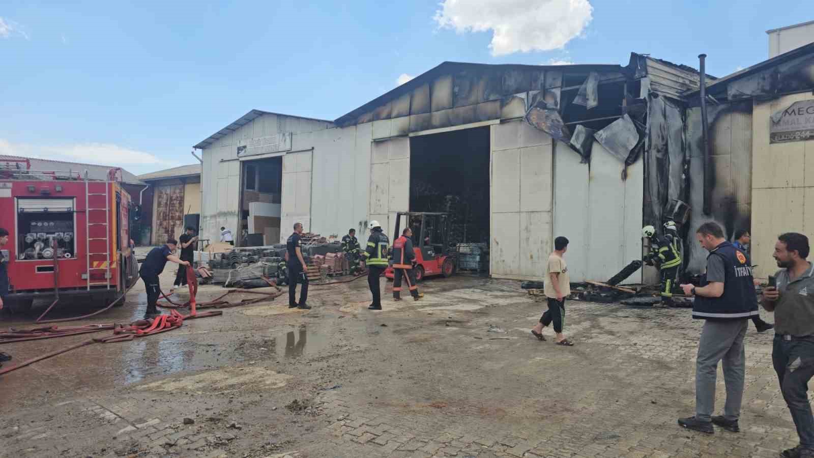 Elazığ’da depo yangını söndürüldü