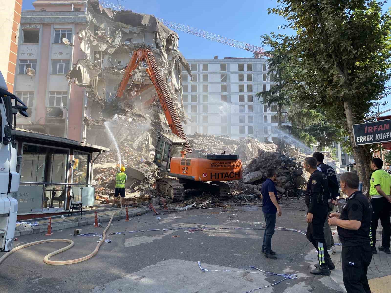 Bahçelievler’de çöken ve yıkımı yapılan bina havadan görüntülendi
