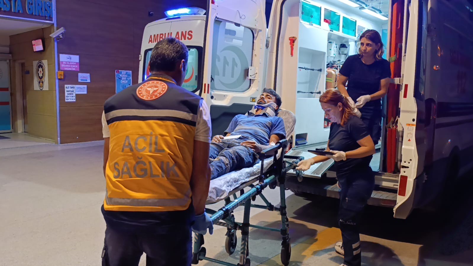 Kontrolden çıkan araç refüje çarptı: Sürücü yaralandı
