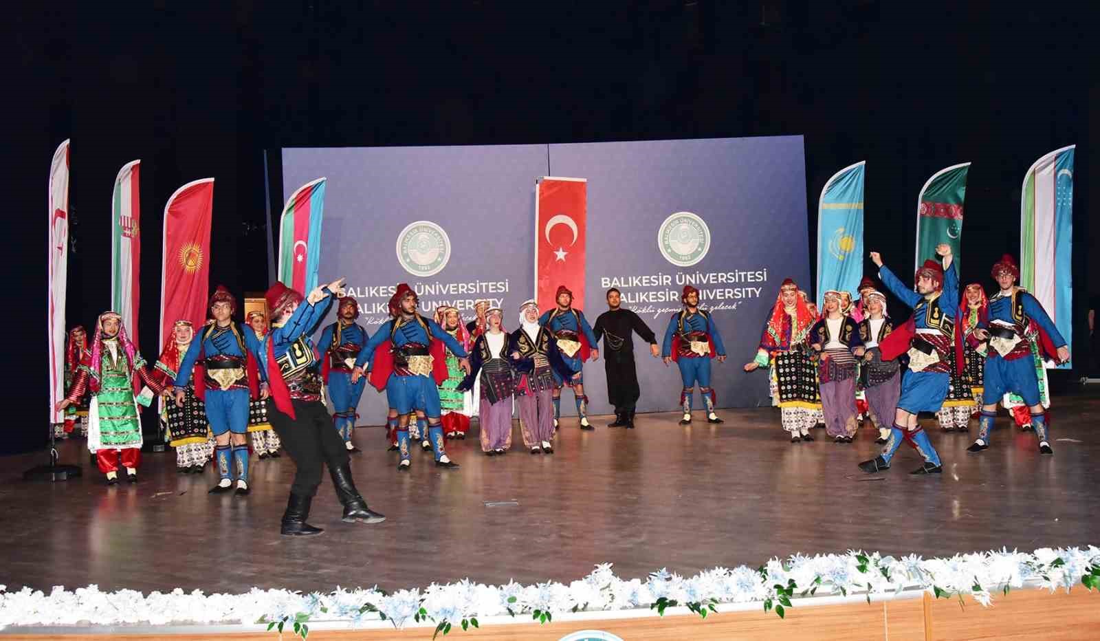 T&uuml;rk D&uuml;nyasının renkleri Balıkesir&rsquo;de sahneye taşındı