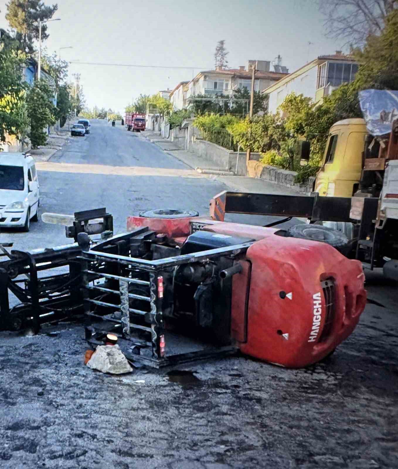Kontrolden çıkan forklift yan yattı: 1 yaralı