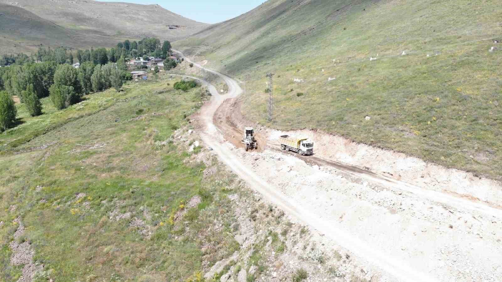 Karacaören grup köy yolunda genişletme çalışmaları sürüyor