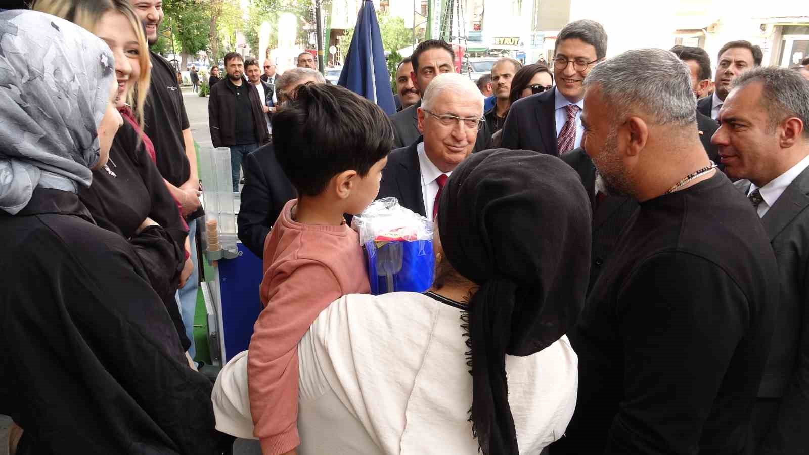 Bakan Güler Kars’ta esnafla buluştu