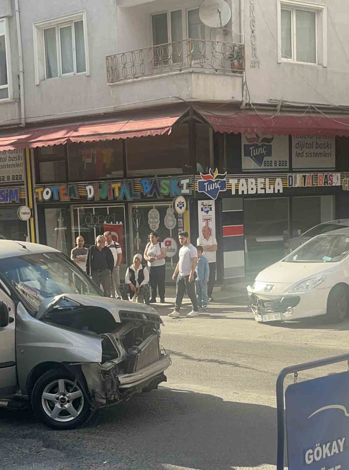 Ters yönden çıkan aracın kazaya karıştığı anlar kamerada