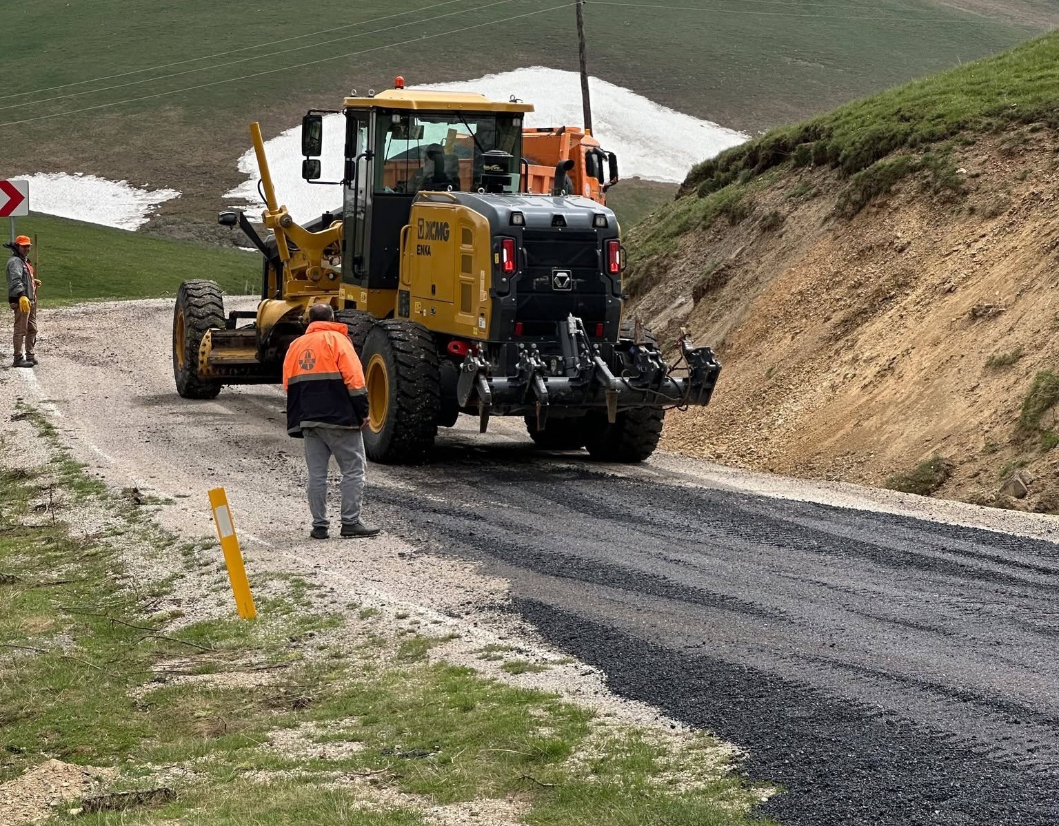 Karayolları Bayburt ekipleri Balahor yolunu asfaltlıyor