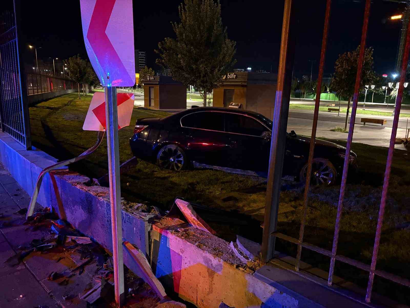 Kayseri’de bir garip kaza: Kaldırımdan seken otomobil 1 metrelik duvarı aştı