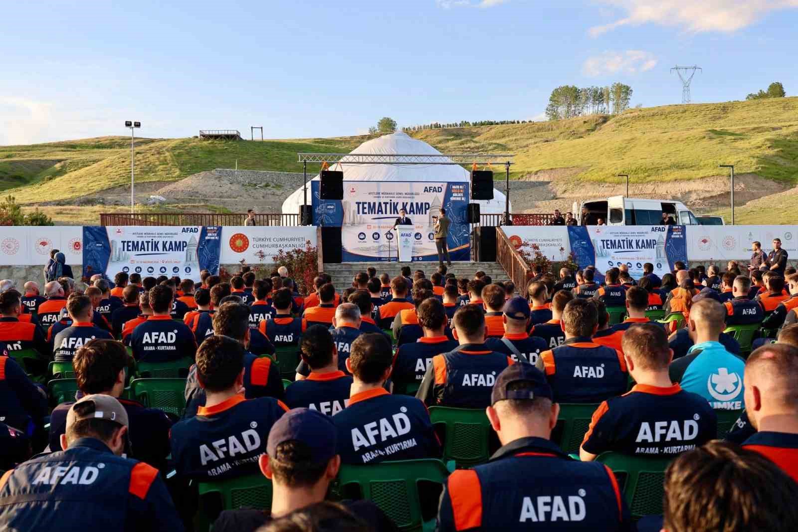 Bitlis Valisi Karakaya, AFAD&rsquo;ın tematik kampına ziyaret