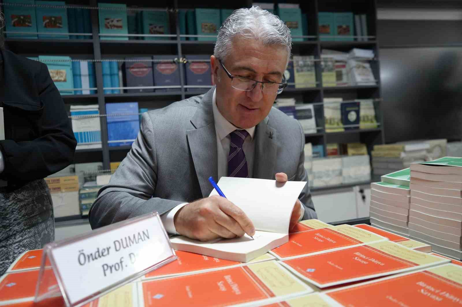 T&uuml;rk Tarih Kurumu Mobil Mağazası&rsquo;nın ilk konuğu &Ouml;nder Duman