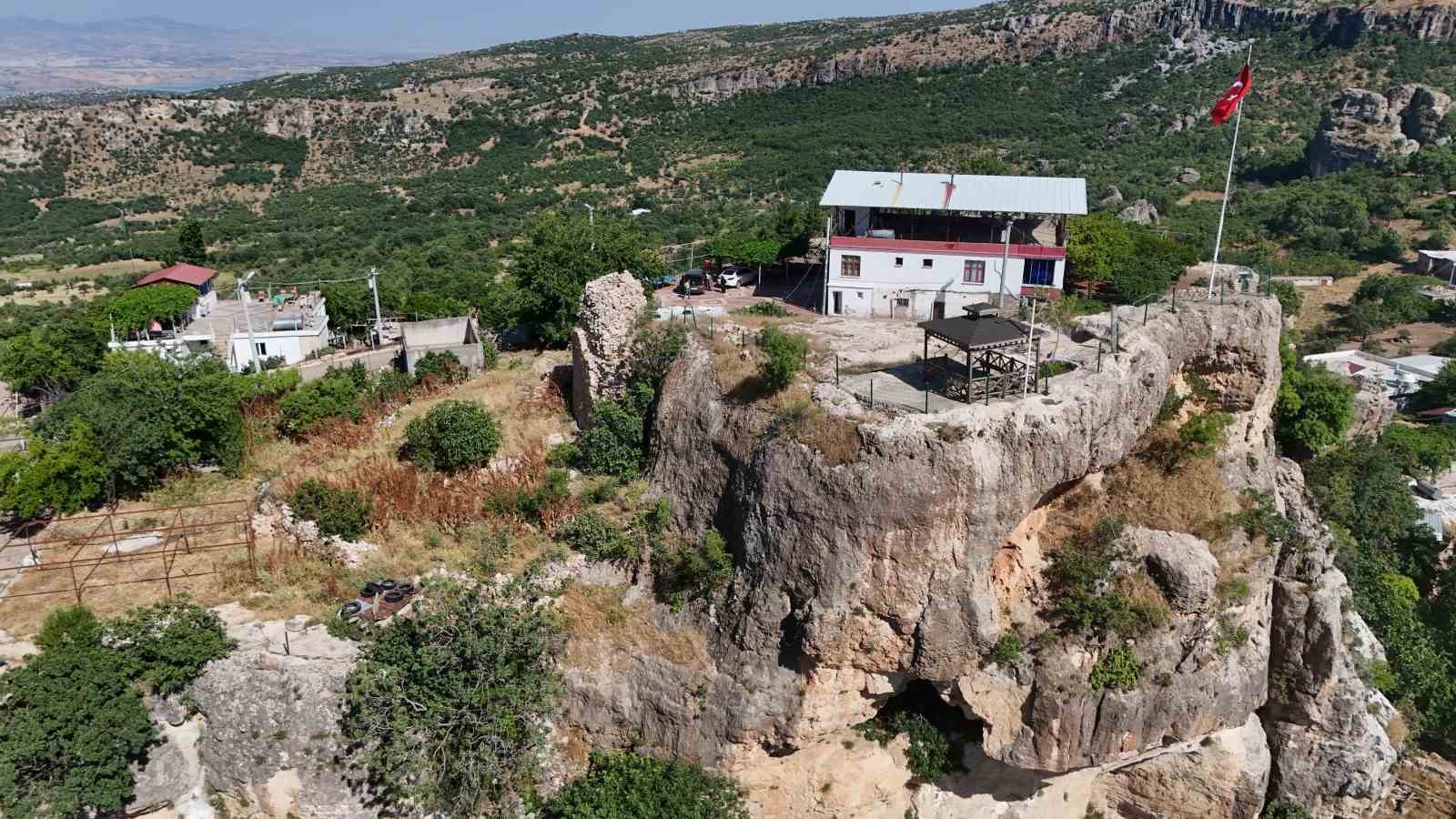 Asırlık Boşat Kalesi’ndeki kayaya oyulmuş "at" ve "savaşçı" figürü dikkat çekiyor