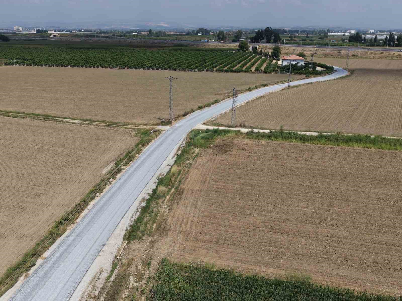 Tarsus’ta kırsal mahallelerde yol çalışmaları sürüyor