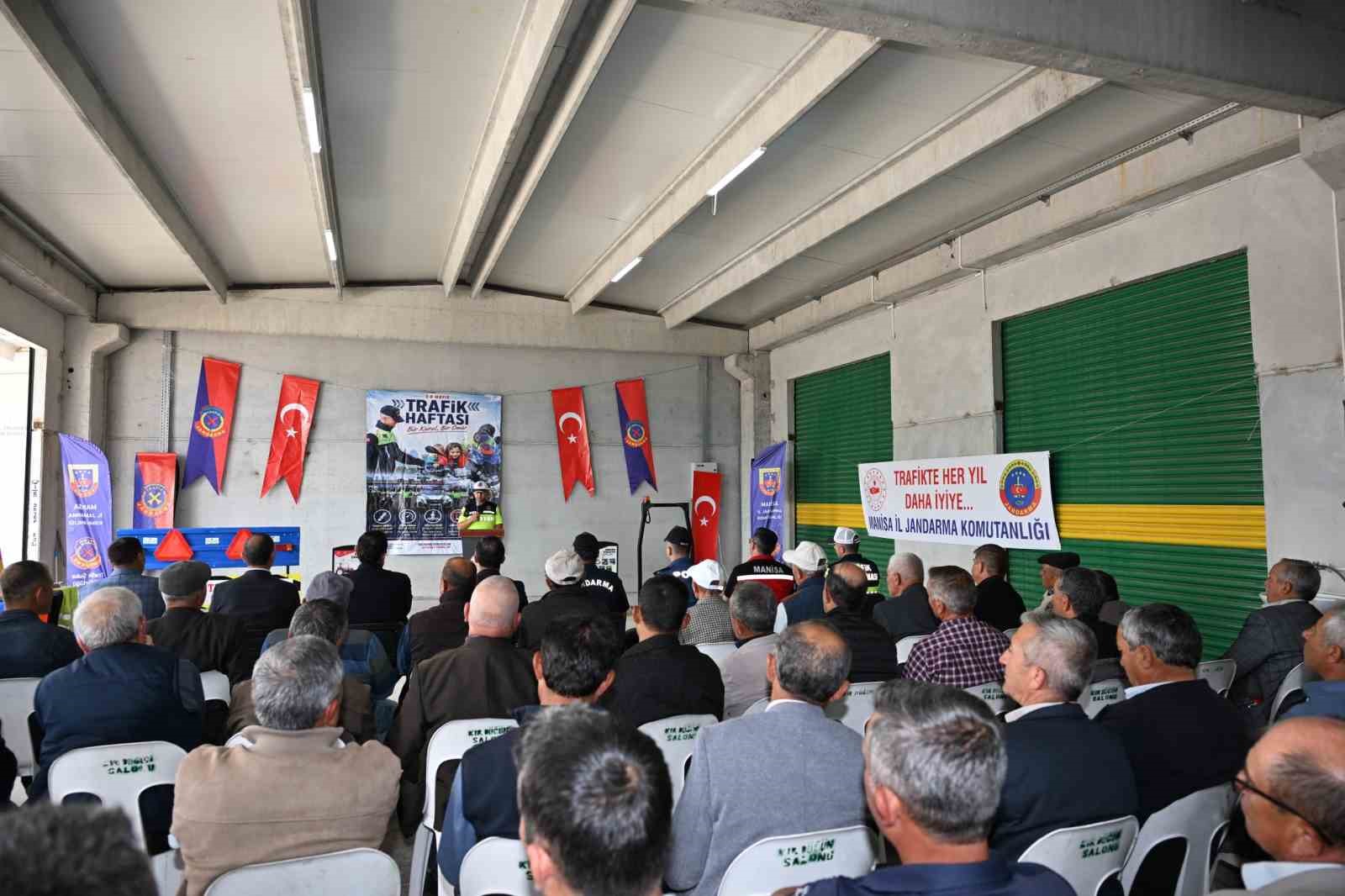 Demirci’de traktör sürücülerine reflektör dağıtımı yapıldı