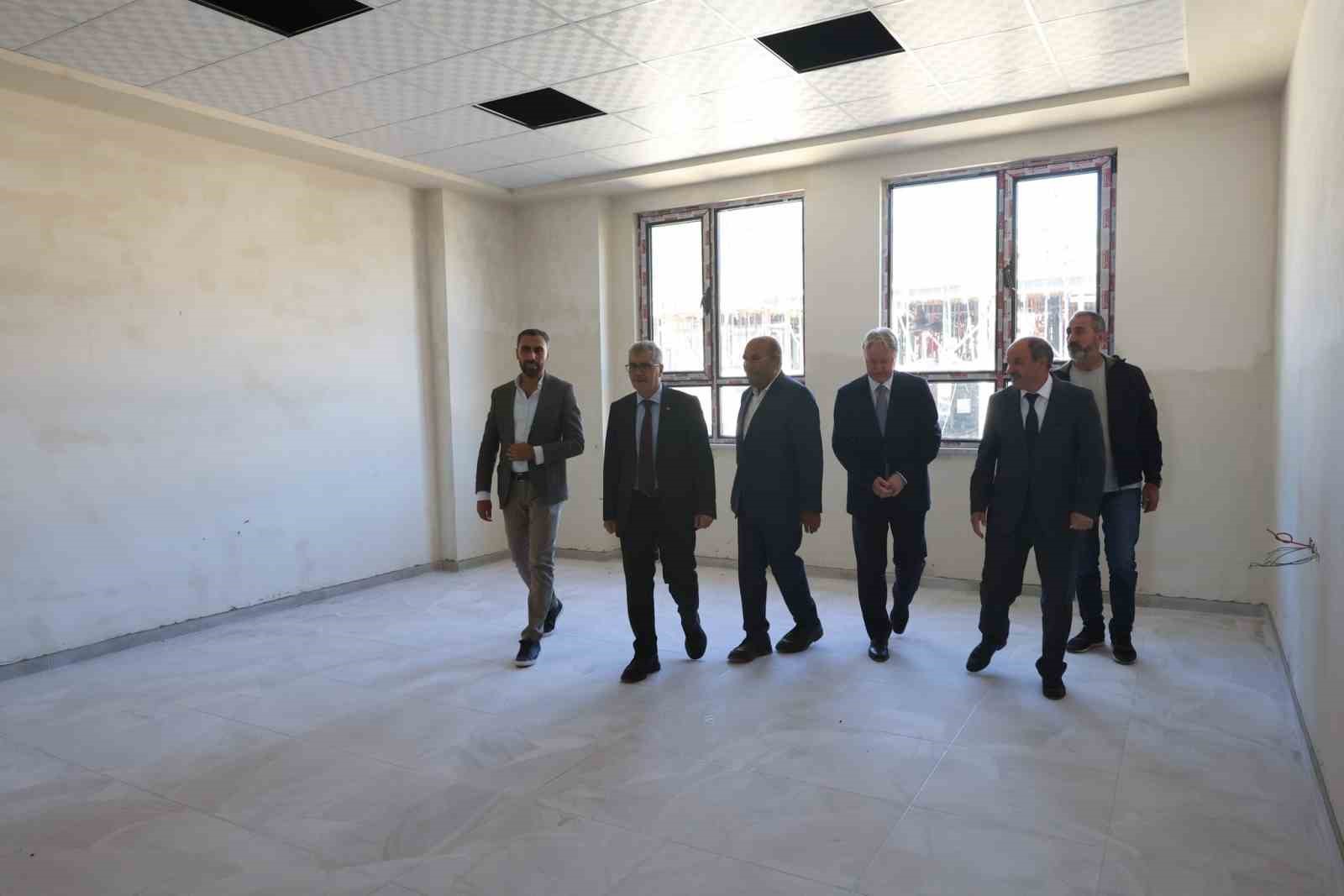 Vali Çelik, okul inşaatını inceledi