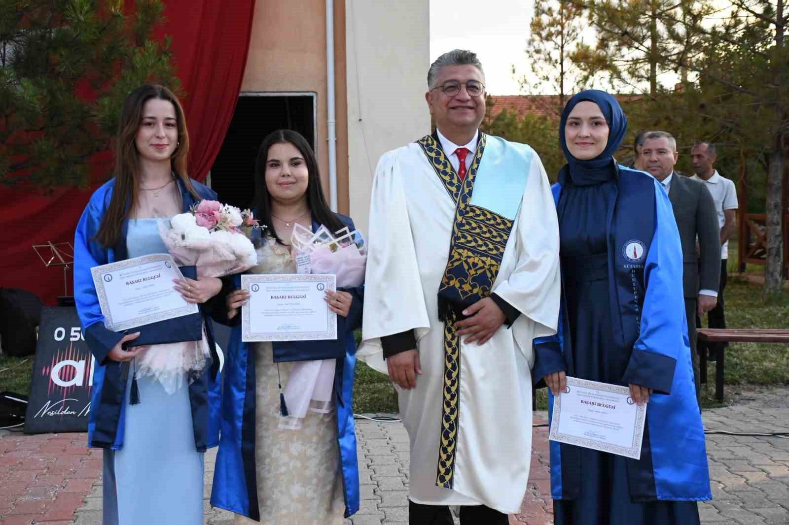 Emet MYO’da mezuniyet coşkusu