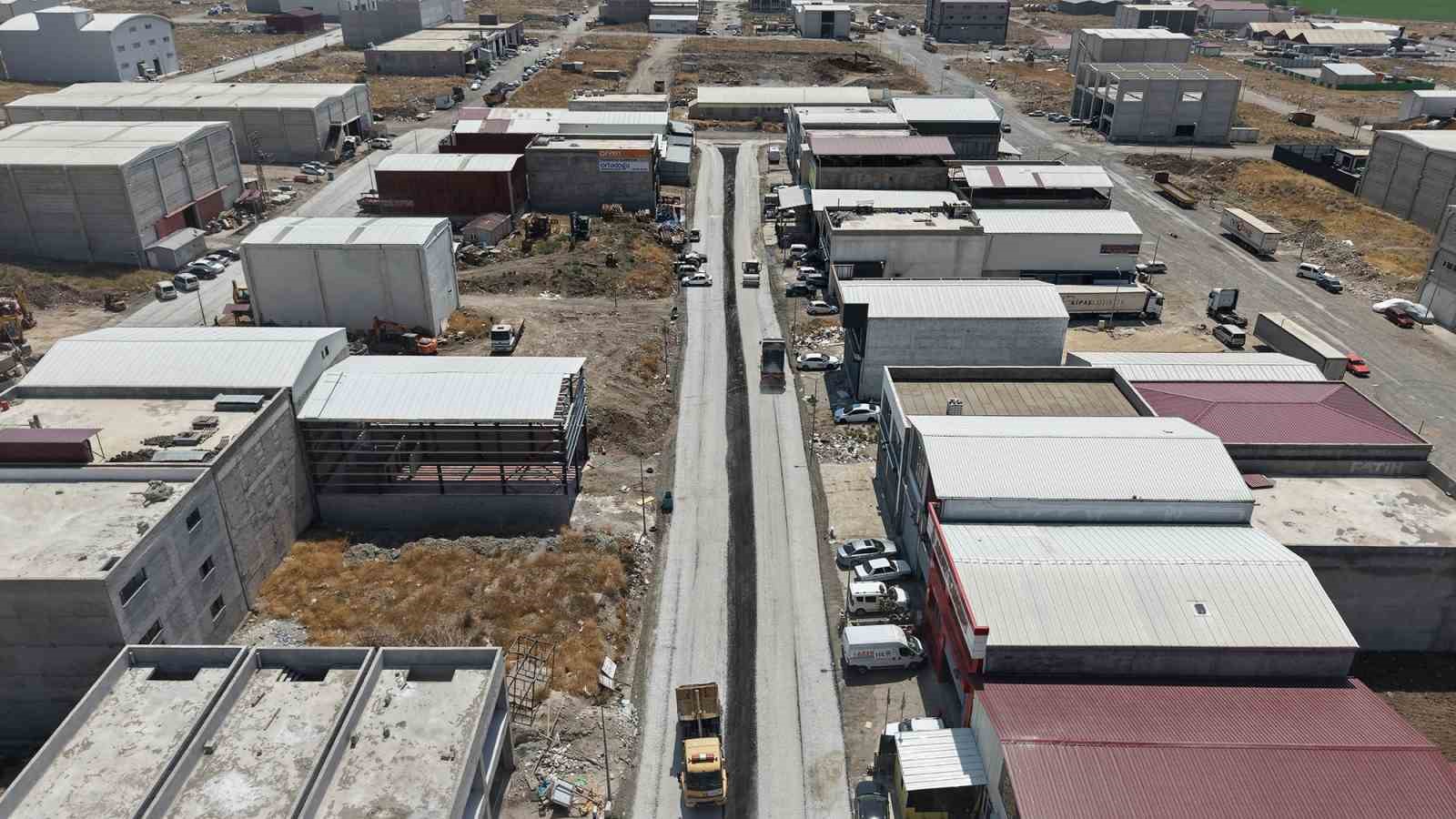 Kahramanmaraş B&uuml;y&uuml;kşehir Belediyesi&rsquo;nden Yeni Sanayi Sitesi&rsquo;nde asfalt mesaisi