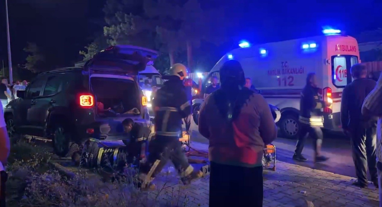 16 yaşındaki motosiklet sürücüsü aracın altında sıkıştı: Ekipler seferber oldu