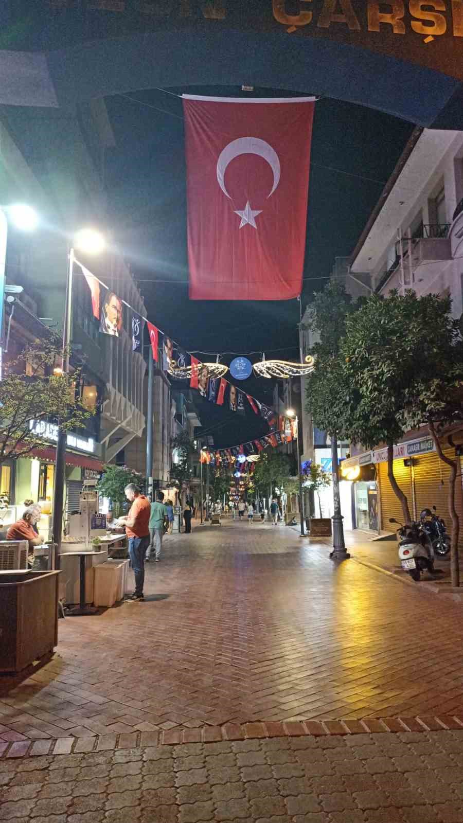 Nazilli Belediyesi il&ccedil;eyi T&uuml;rk bayrakları ile donatıyor