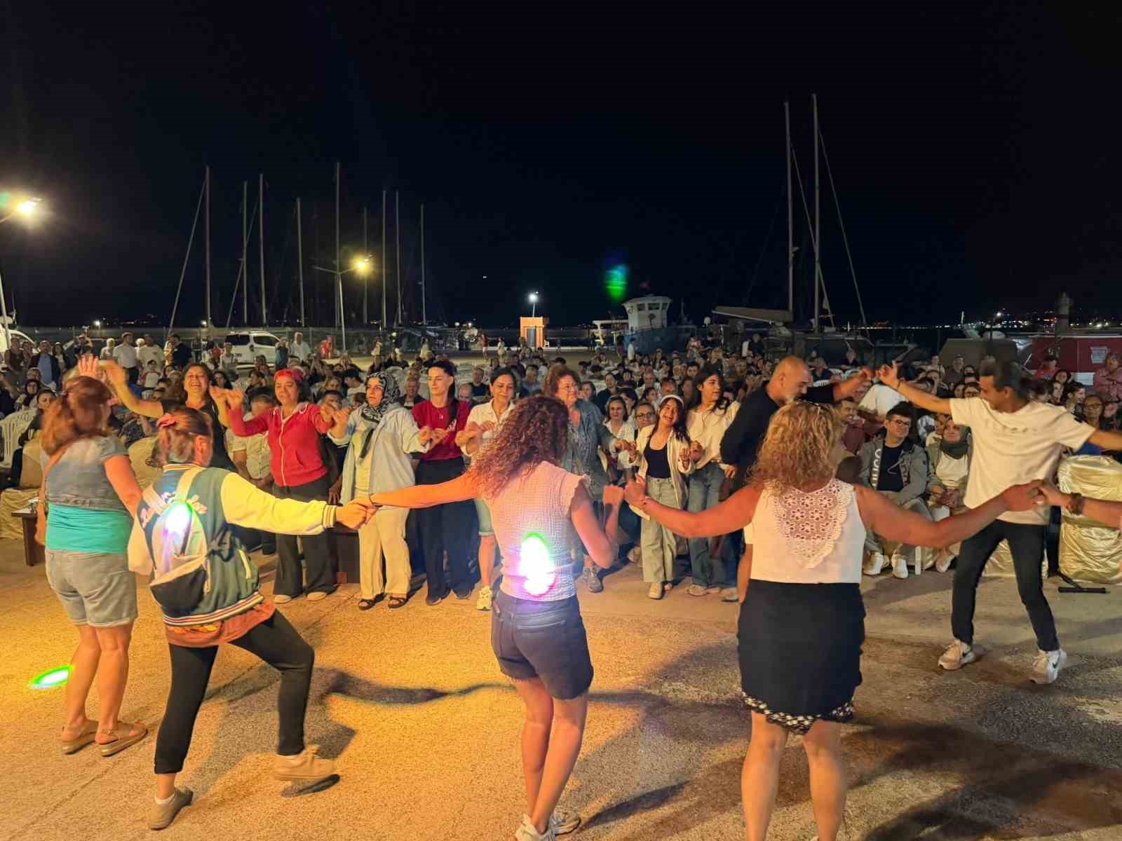 Burhaniye’de Gençlik Konseri yoğun ilgi gördü