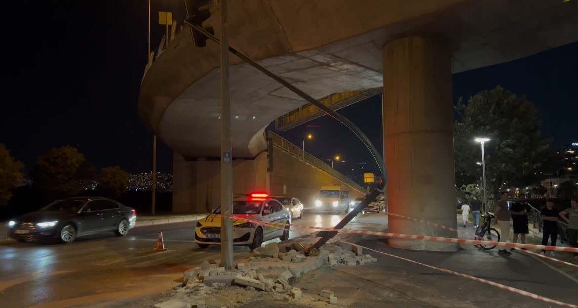 Makas atan otomobille birlikte iki ara&ccedil; dereye u&ccedil;tu: 6 yaralı