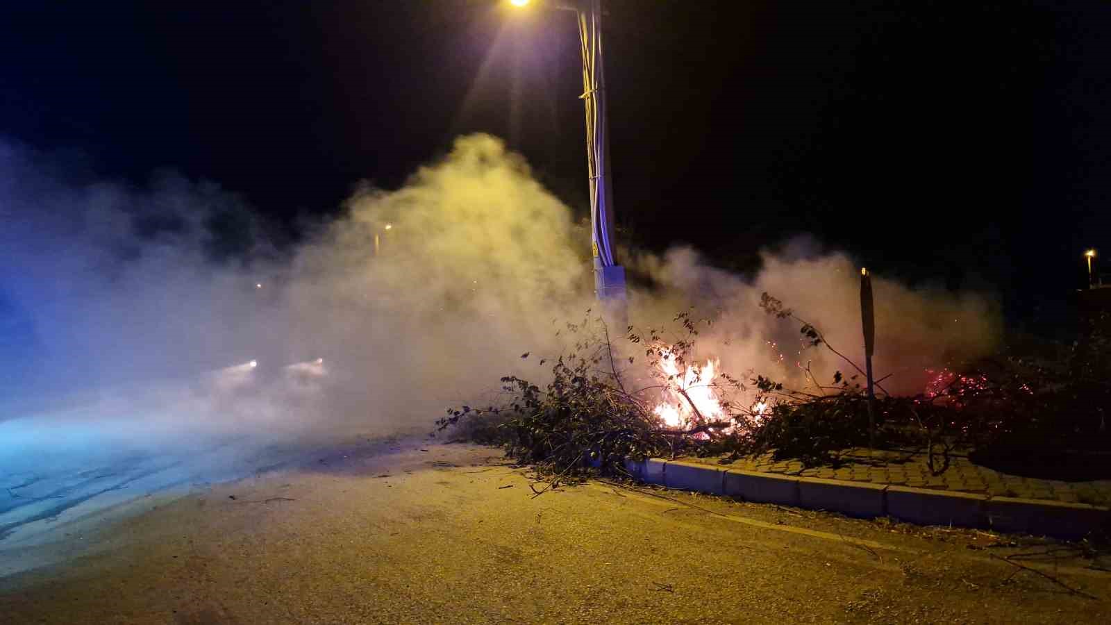 Alaca&rsquo;da &ccedil;ıkan &ouml;rt&uuml; yangını s&ouml;nd&uuml;r&uuml;ld&uuml;
