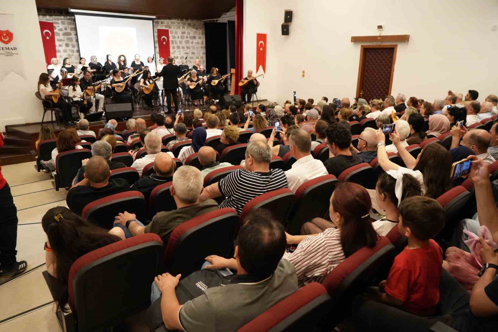Emekli astsubaylardan Babalar G&uuml;n&uuml;&rsquo;ne &ouml;zel t&uuml;rk&uuml; ş&ouml;leni