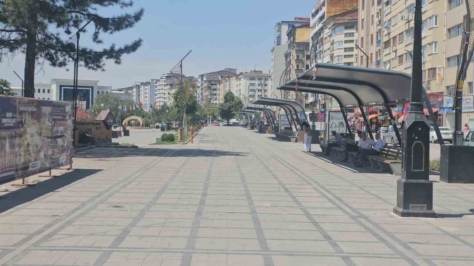 Elazığ’da sıcaklar cadde ve sokakları tenhalaştırdı