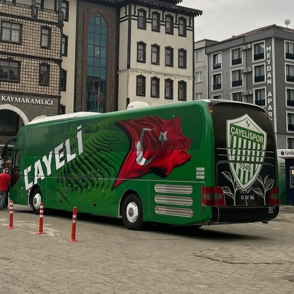 Kurban ve dualarla uğurlanan Çayelispor, tünelde mahsur kaldı