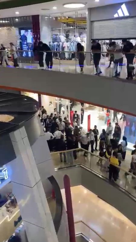 Özcan Deniz konserinde çıkan olayda bir kişi bıçaklandı