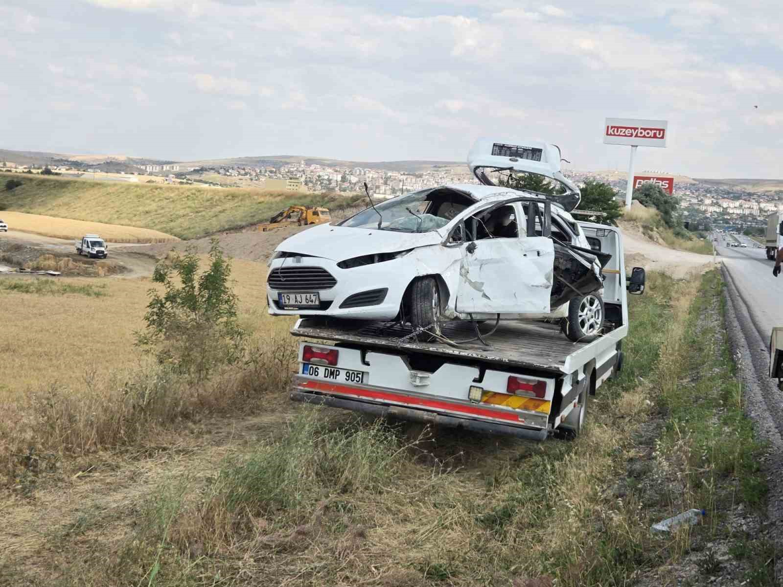 Ankara&rsquo;da otomobil şarampole yuvarlandı: 3 yaralı