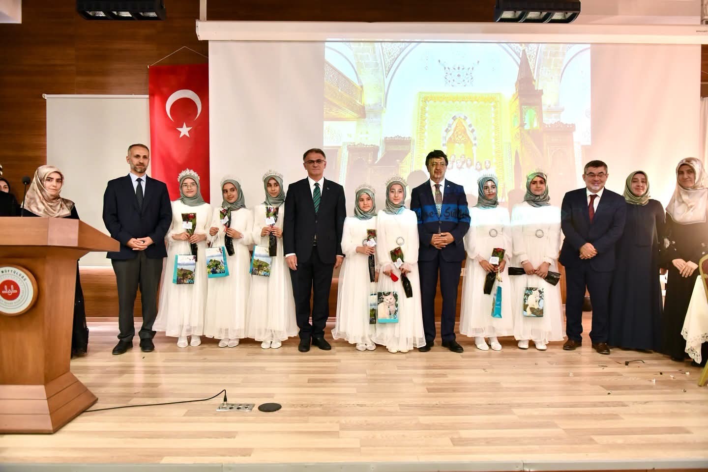 Van’da 1 yılda hafız olan 7 kız öğrenci için taç giydirme töreni düzenlendi