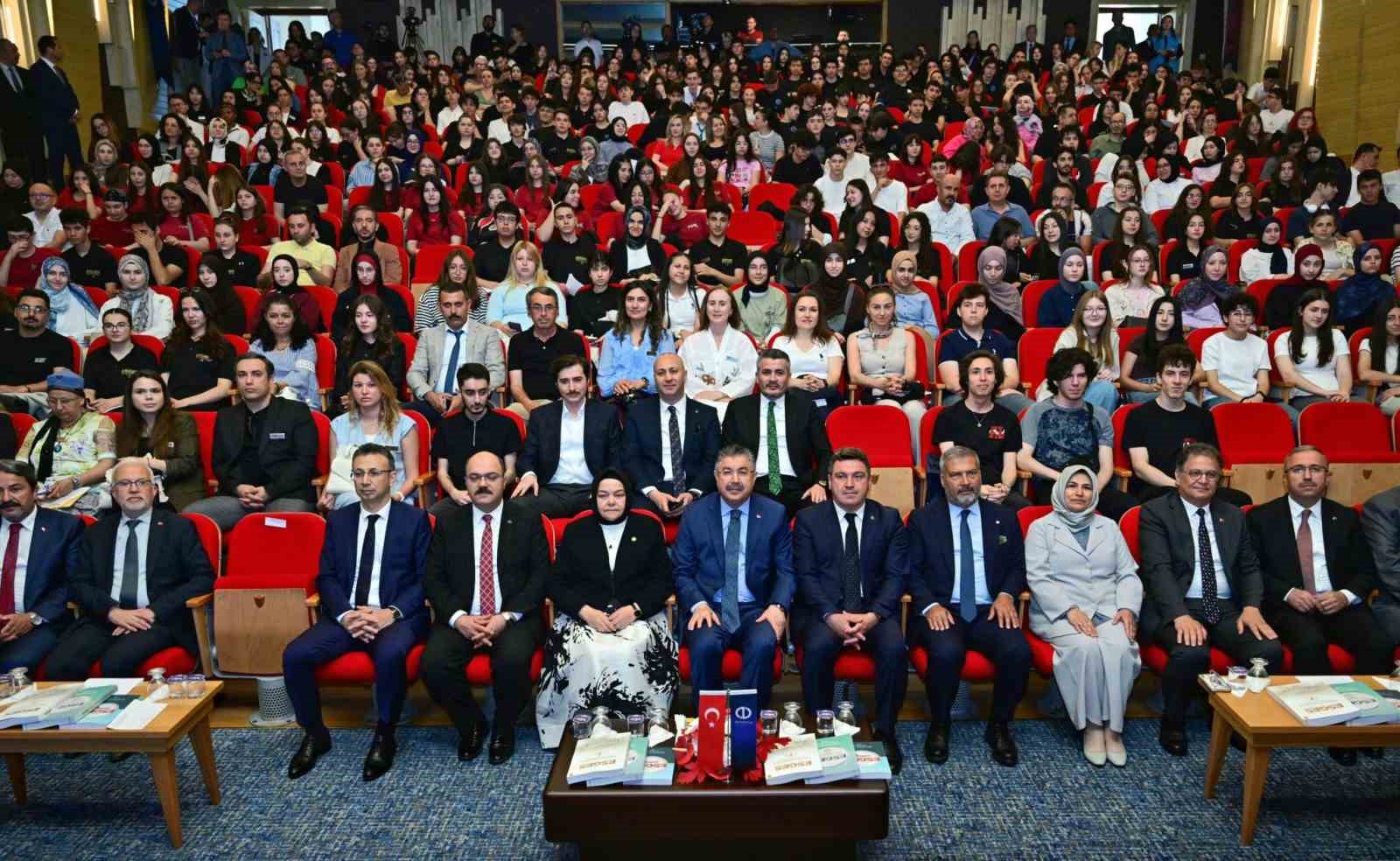 Vali Yılmaz: "Gençlerin sesi bilimle yükseliyor"