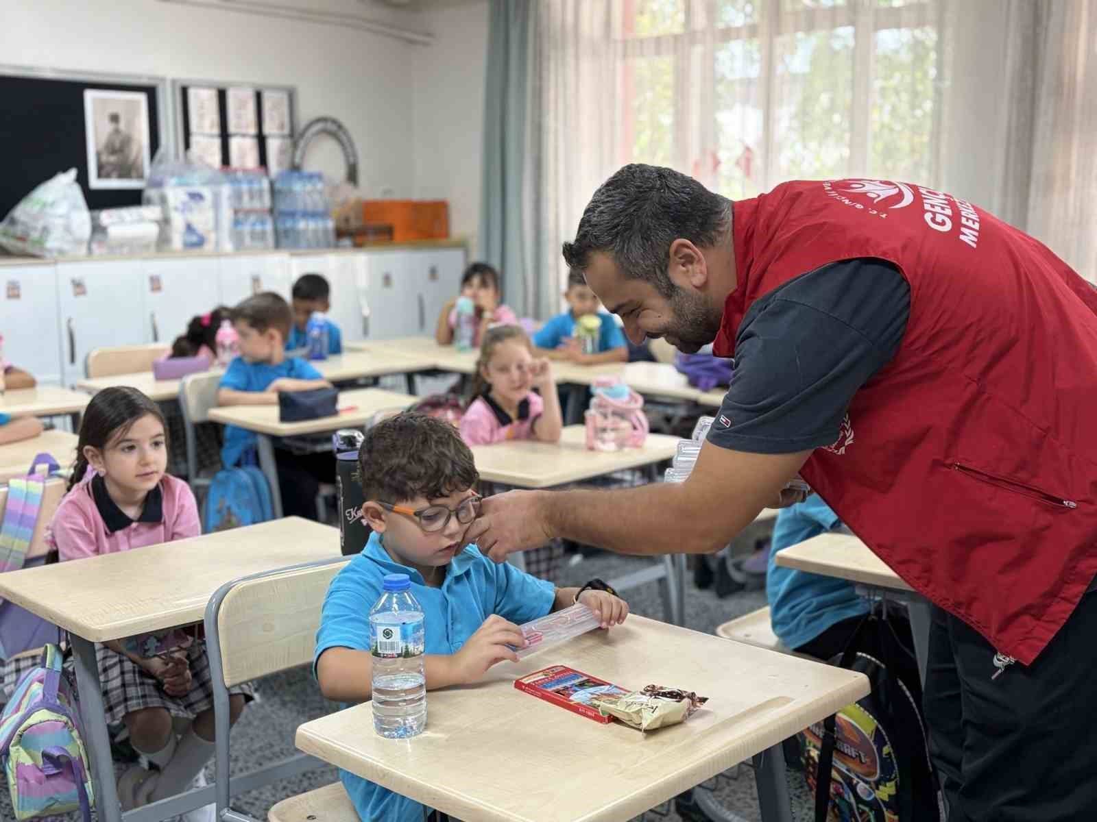 Çine’de öğrencilerin ilk gün heyecanına kalem seti desteği