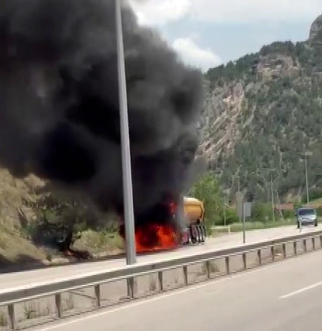 Cam madeni yüklü tır seyir halindeyken alev topuna döndü: Sürücü son anda kurtuldu