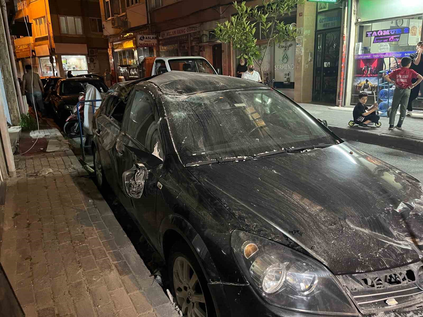 Fatih&rsquo;te 4 katlı binanın &ccedil;atısından d&uuml;şen par&ccedil;alardan 2 kişi son anda kurtuldu... O anlar kamerada