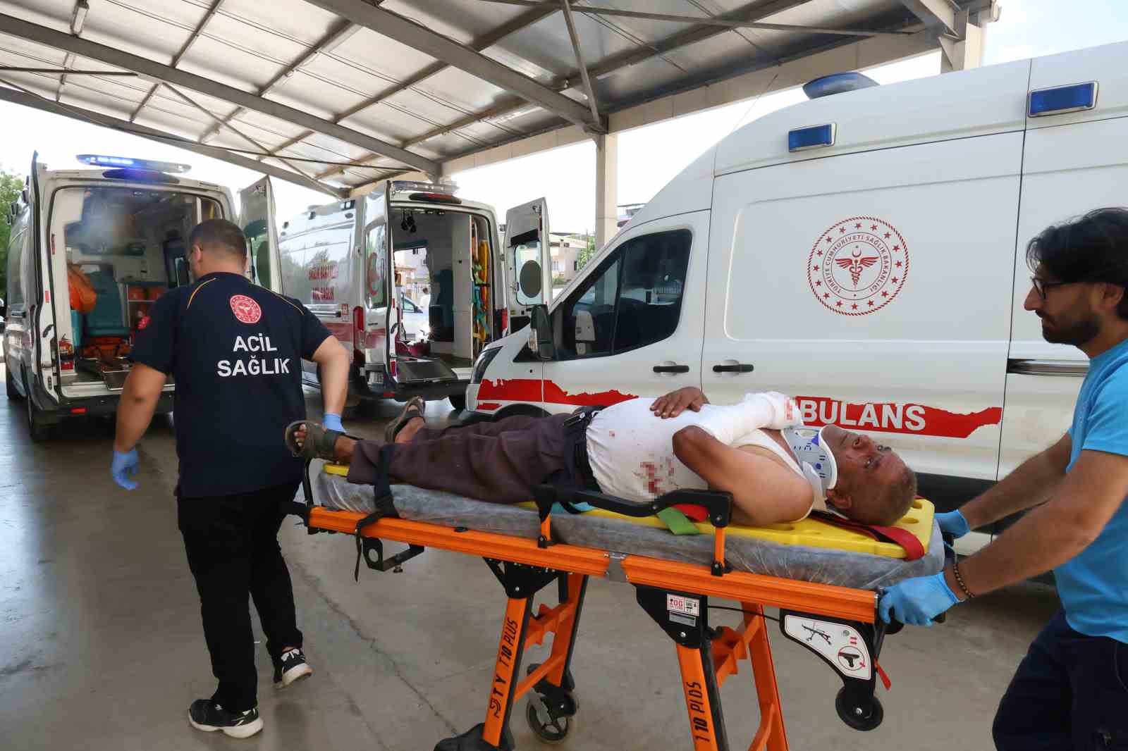 Otomobilin çarptığı araç bahçeye devrildi: 4 yaralı