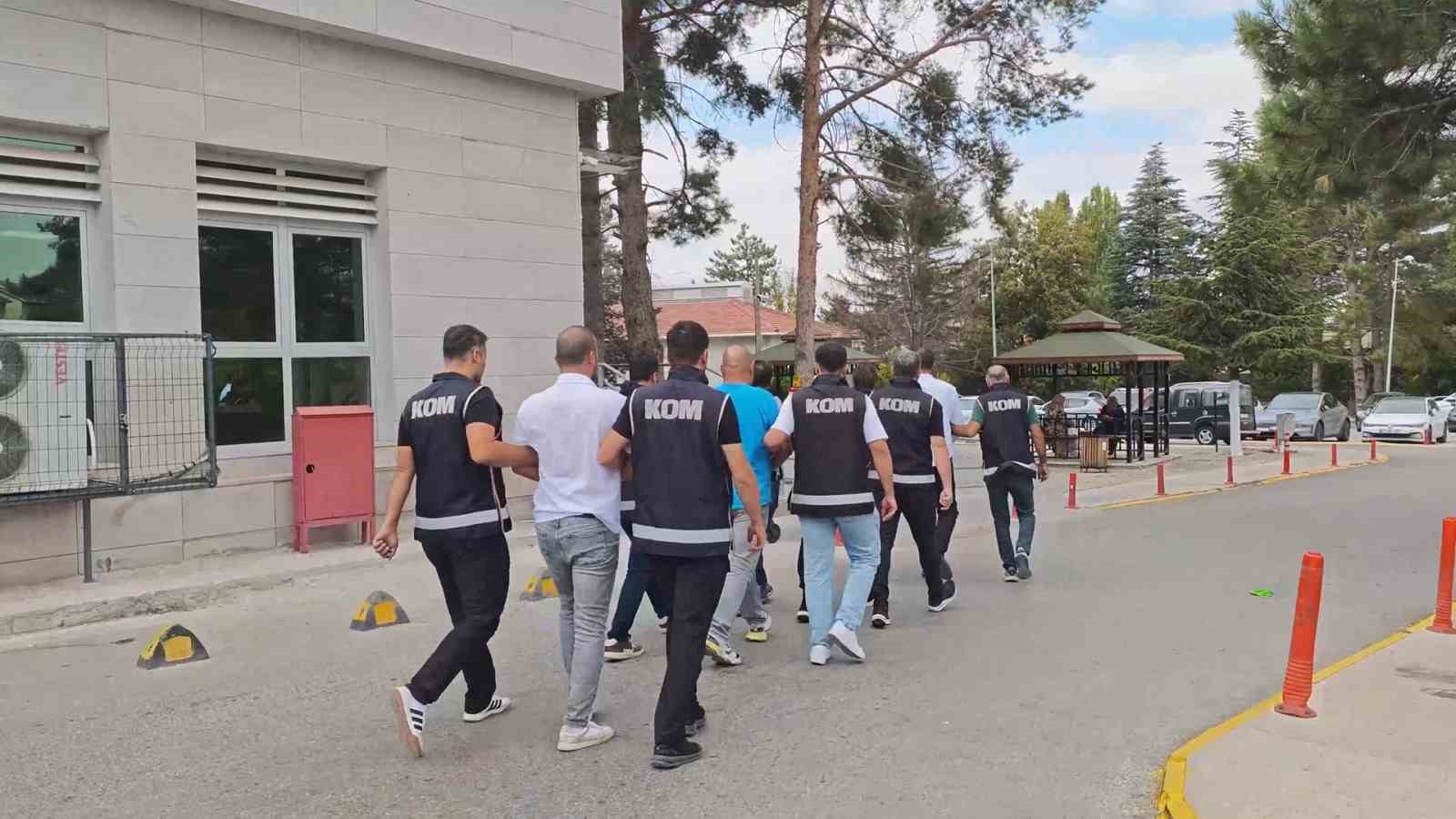 Kırşehir’de iş yerine çağırdıkları kişileri dövüp gasp ettikleri iddiasıyla 4 şüpheli tutuklandı