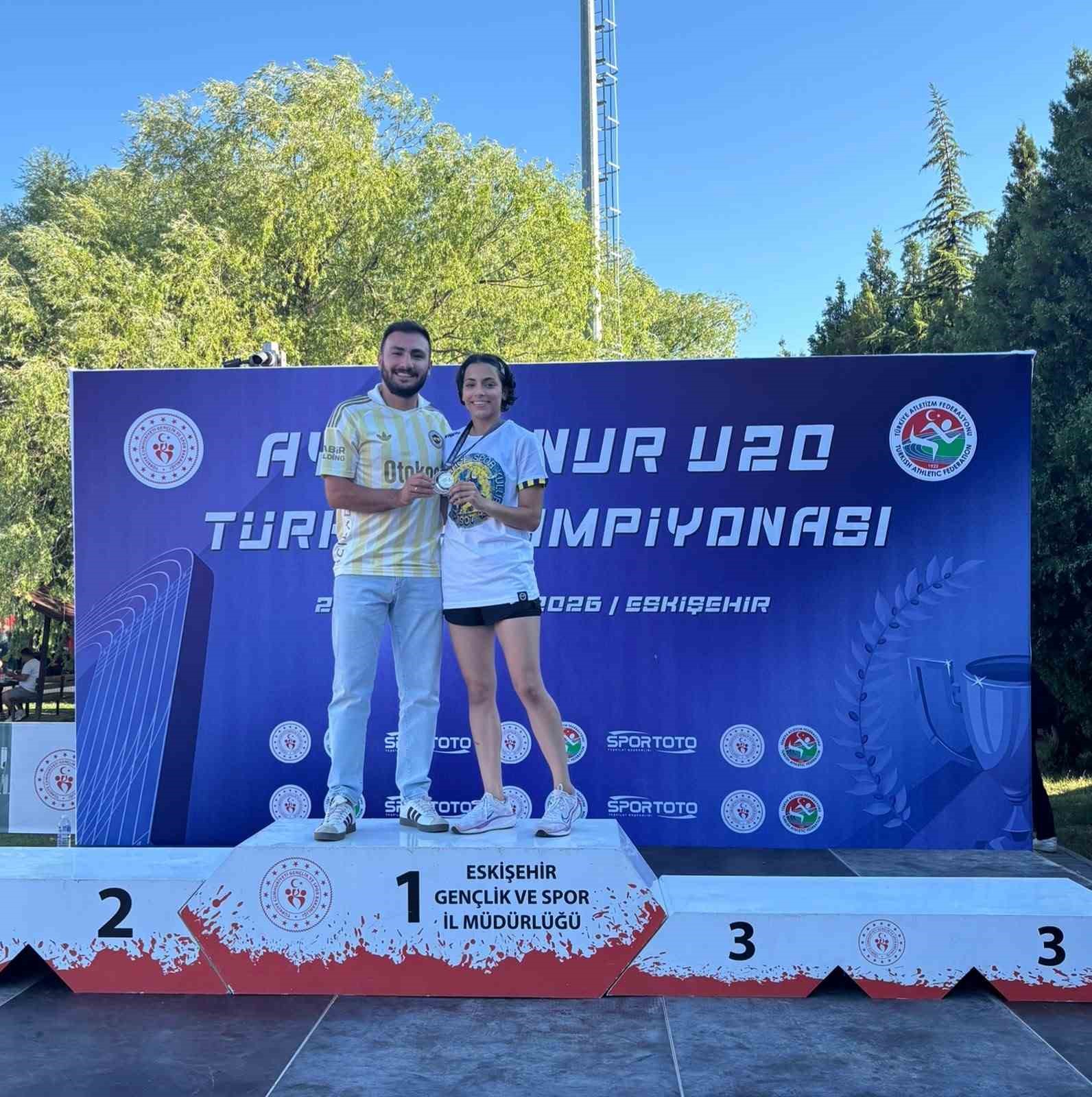 Aydınlı atlet, şampiyonadan madalyayla d&ouml;nd&uuml;