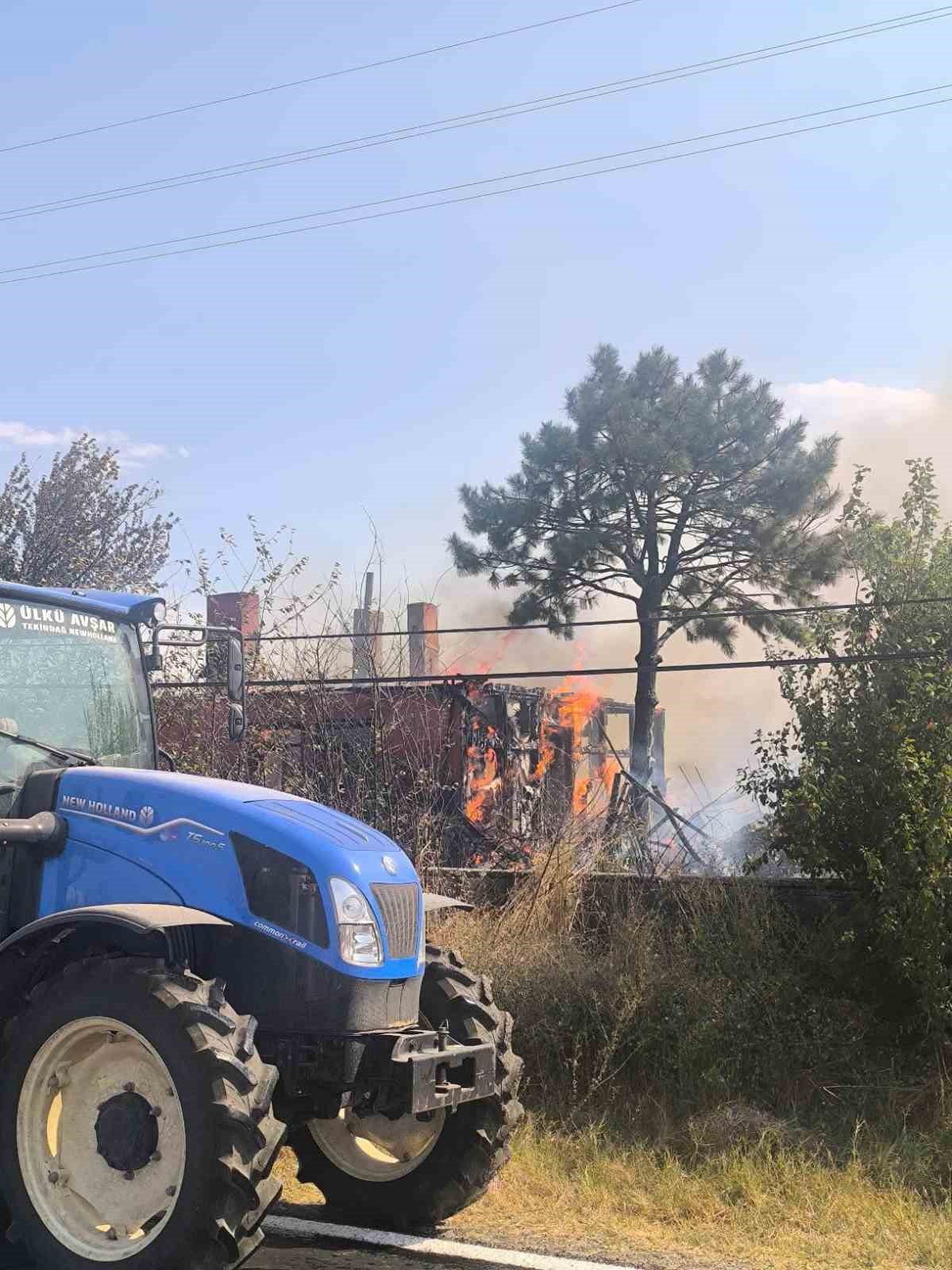 Tekirdağ’da korkutan yangın itfaiye ekipleri ve çiftçiyi harekete geçirdi
