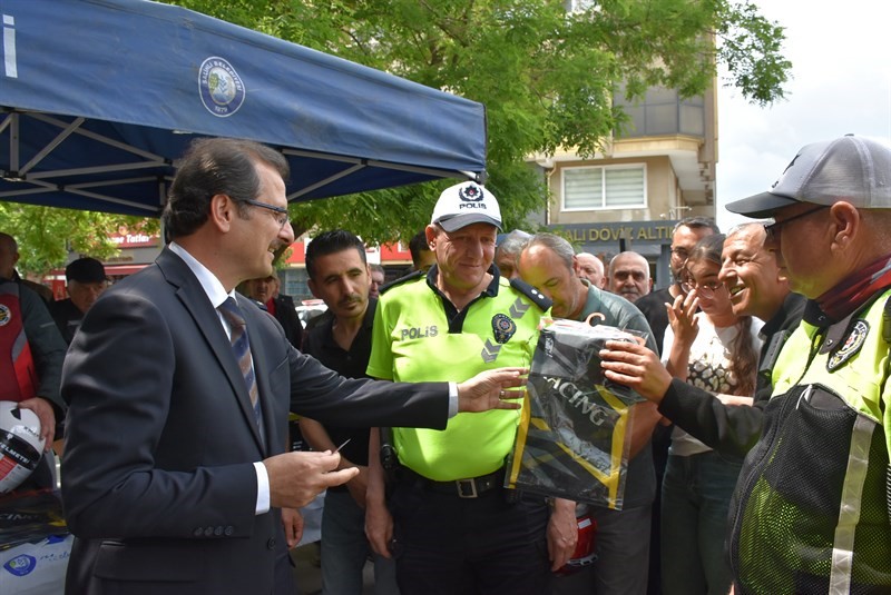 Salihli&rsquo;de motosiklet s&uuml;r&uuml;c&uuml;lerine kask dağıtıldı