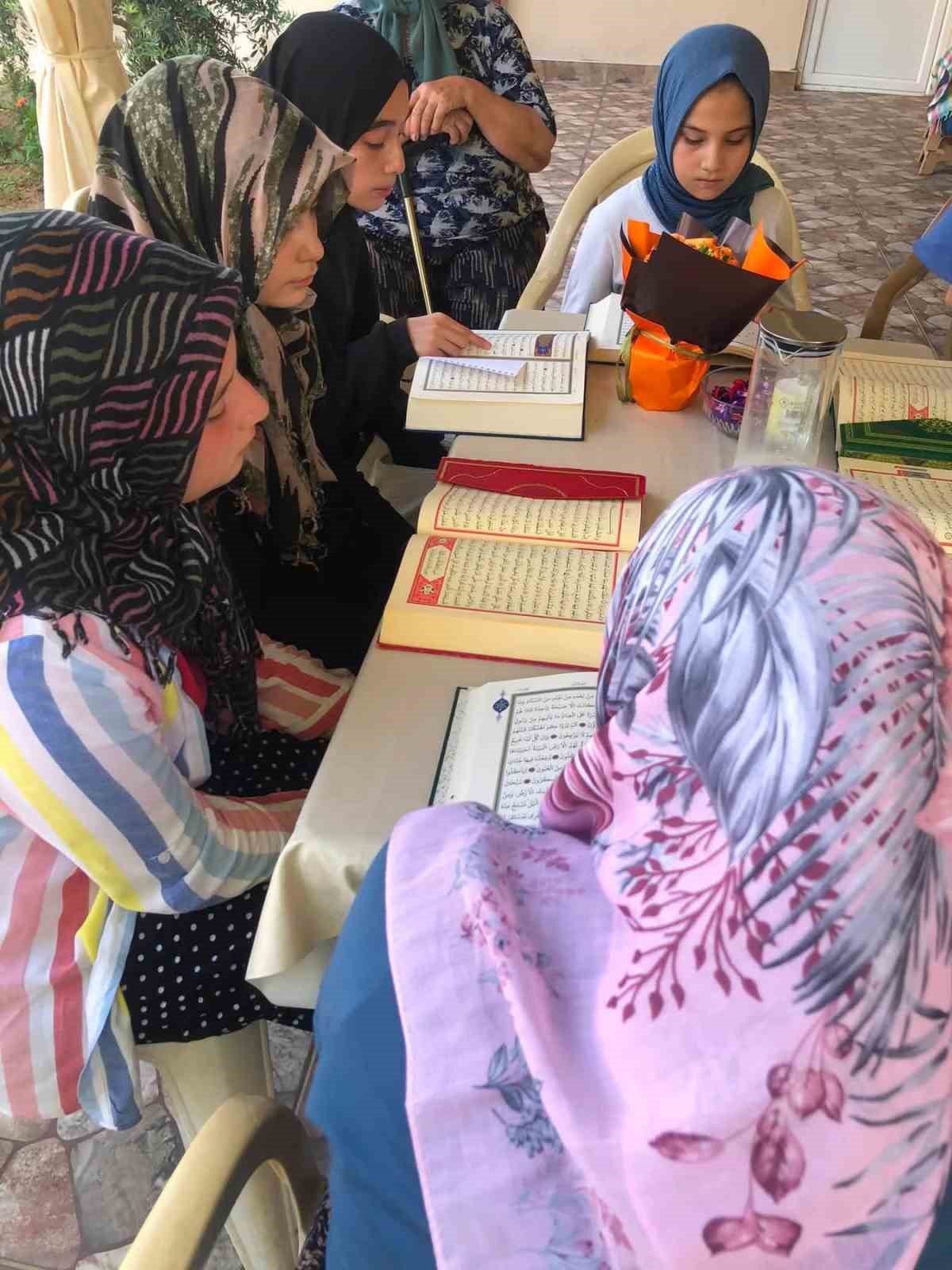 Kur’an kursu öğrencilerden gazi eşine dua ziyareti