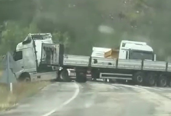 Kontrolden çıkan tır kara yolunu trafiğe kapattı