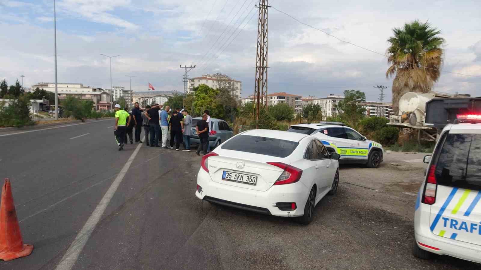Motosiklet ile otomobil &ccedil;arpıştı: 1&rsquo;i ağır 2 yaralı