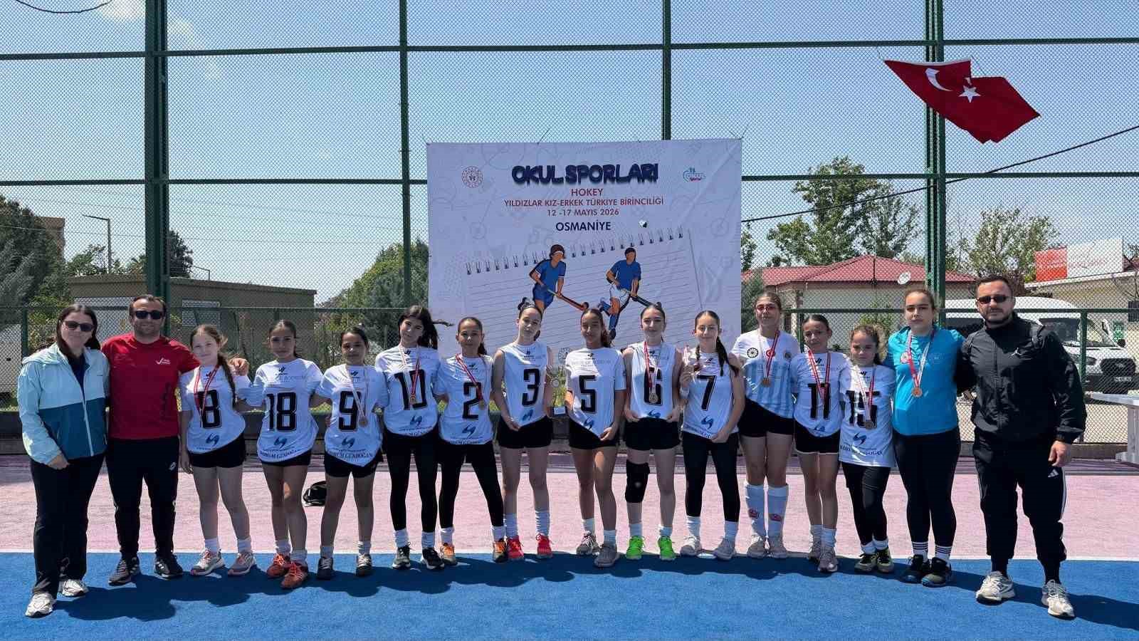 Menteşe Cumhuriyet Ortaokulu hokey takımı T&uuml;rkiye &uuml;&ccedil;&uuml;nc&uuml;s&uuml; oldu