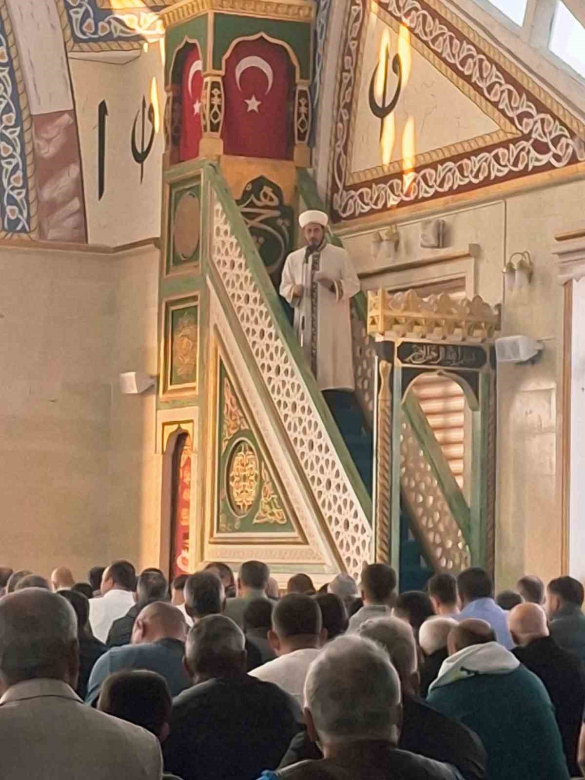 Selendi&rsquo;de bayram namazında camiler doldu